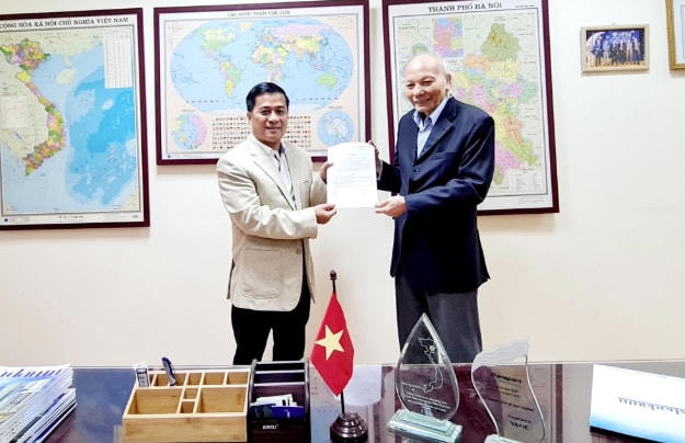 GS-TSKH. Nguyễn Mại, Chủ tịch VAFIE trao quyết định bổ nhiệm cho nhà báo Nguyễn Phong Cầm. Ảnh: Báo Nhà đầu tư.