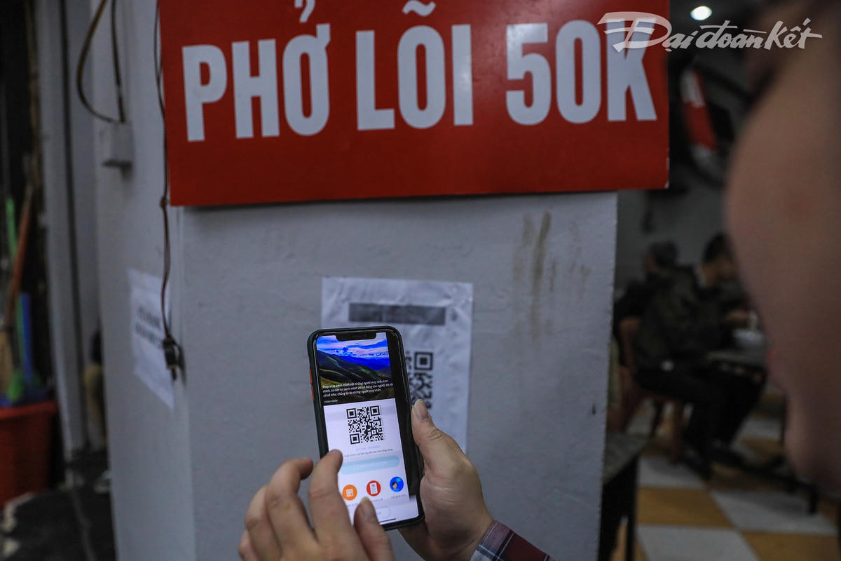 Khách hàng trước khi vào quán đều được chủ quán nhắc nhở quét mã QR code khai báo thực hiện nghiêm phòng chống dịch.