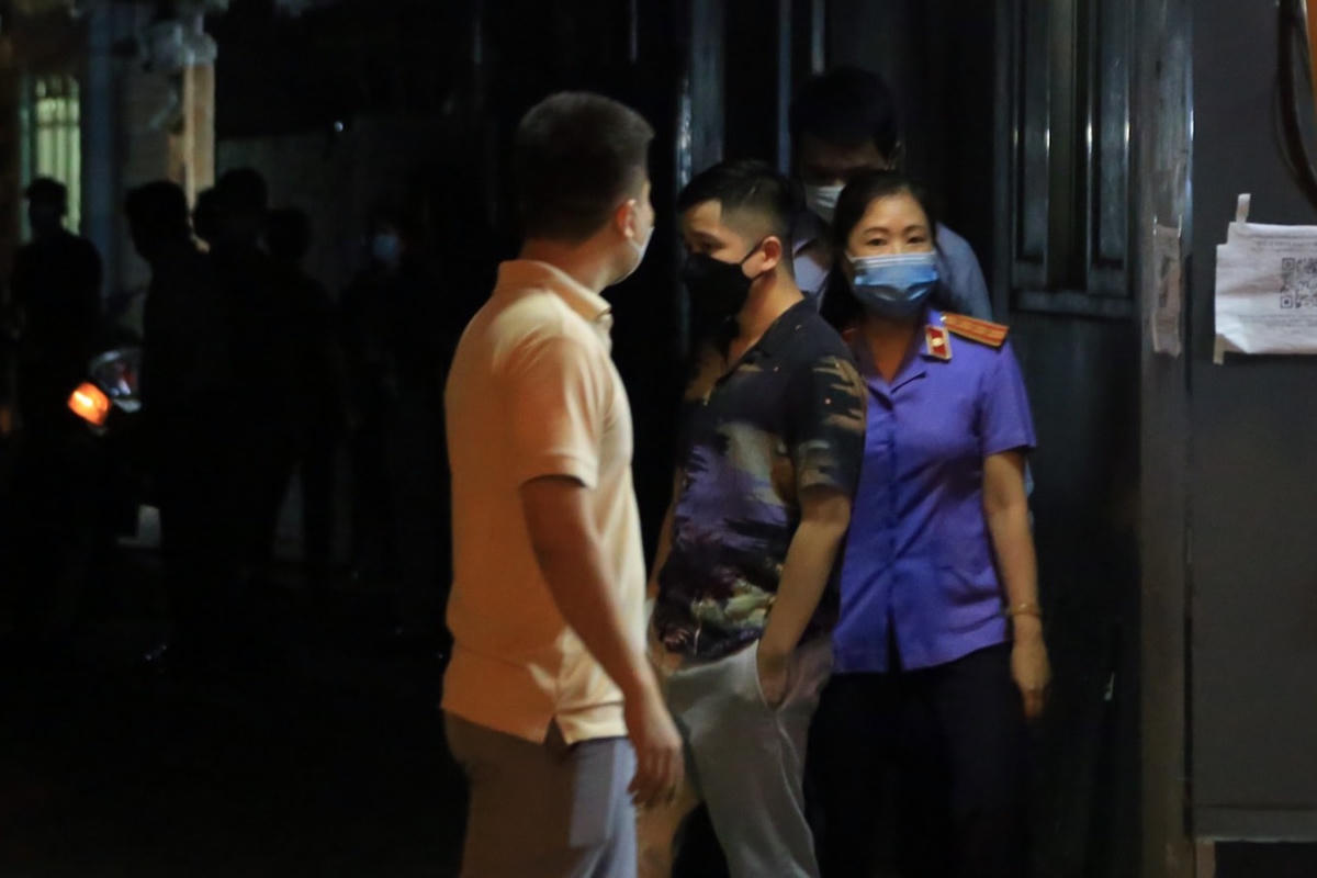 Lực lượng chức năng có mặt tại đầu ngõ nhà ông Lê. Ảnh: Dân Trí.