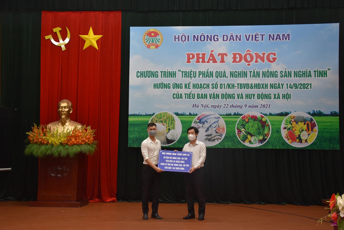 Các cá nhân, tổ chức, đơn vị, nhà hảo tâm tham gia ủng hộ Chương trình “Triệu phần quà, nghìn tấn nông sản nghĩa tình” tại Lễ phát động. 