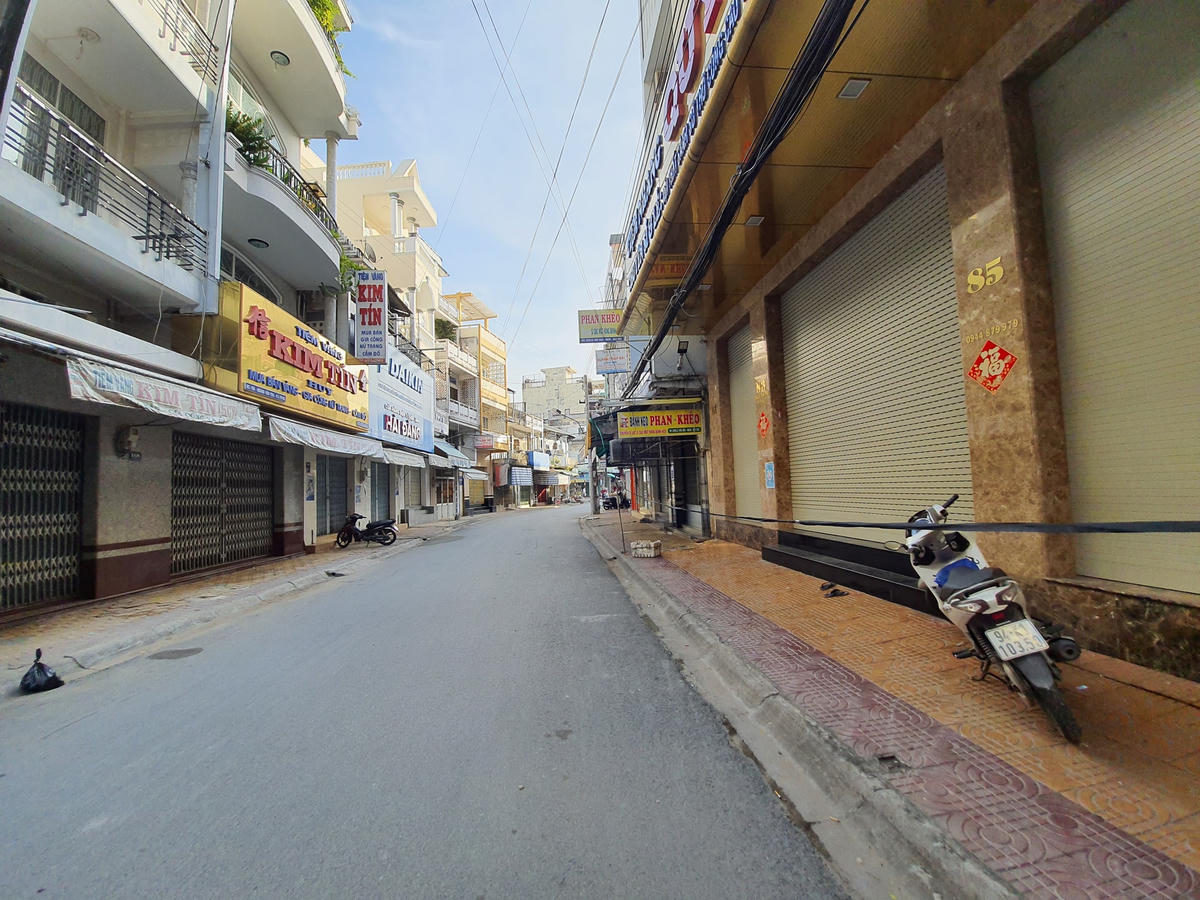 Nhiều hộ kinh doanh lo ngại trước tình hình diễn biến phức tạp nên tiếp tục đóng cửa không hoạt động.