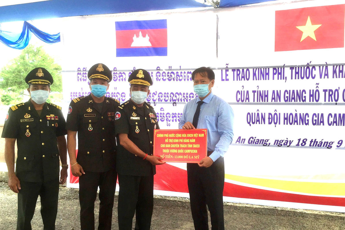 Trao kinh phí cho lực lượng Quân đội Hoàng gia Campuchia.