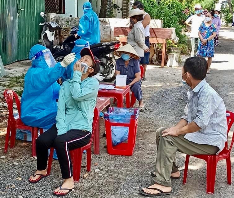 Đang tập trung xét nghiệm Covid ở phường Phước Long, TP Nha Trang.