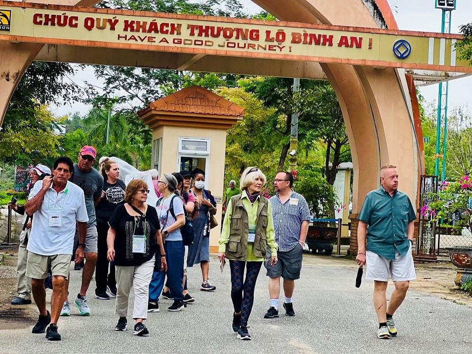 Du khách tham quan Khu đền tháp Mỹ Sơn nhân ngày giỗ Tổ Hùng Vương.