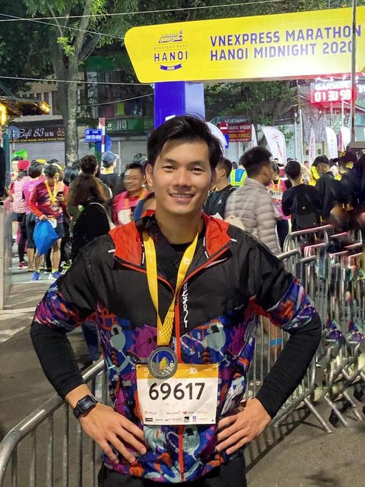 Nhan Phúc Vinh bày tỏ cảm giác thích thú khi tham gia một giải chạy Marathon vào lúc đêm khuya tại Hà Nội. Anh viết: “Chạy loanh quanh phố cổ Hà Nội cùng với vài ngàn người, dòng người cứ nối đuôi nhau chạy ven bờ hồ dưới thời tiết se lạnh 17 độ của những ngày đầu đông Hà Nội đúng là một trải nghiệm thật thú vị".