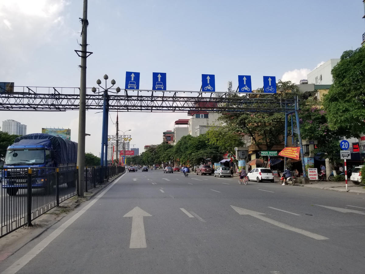 Đường Giải Phóng thông thoáng cận giờ cao điểm. 