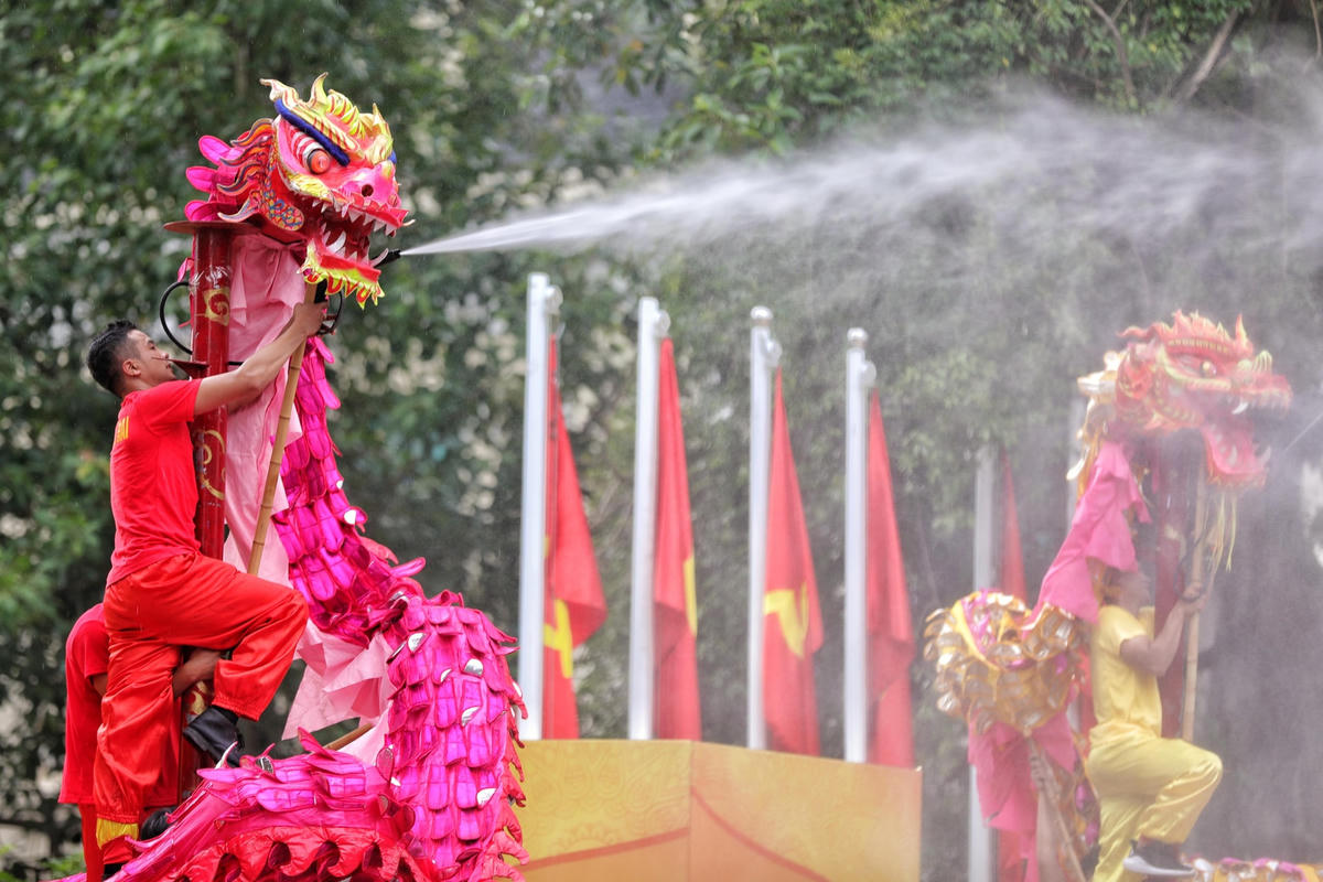 13 đội múa Rồng đua tài quanh hồ Hoàn Kiếm