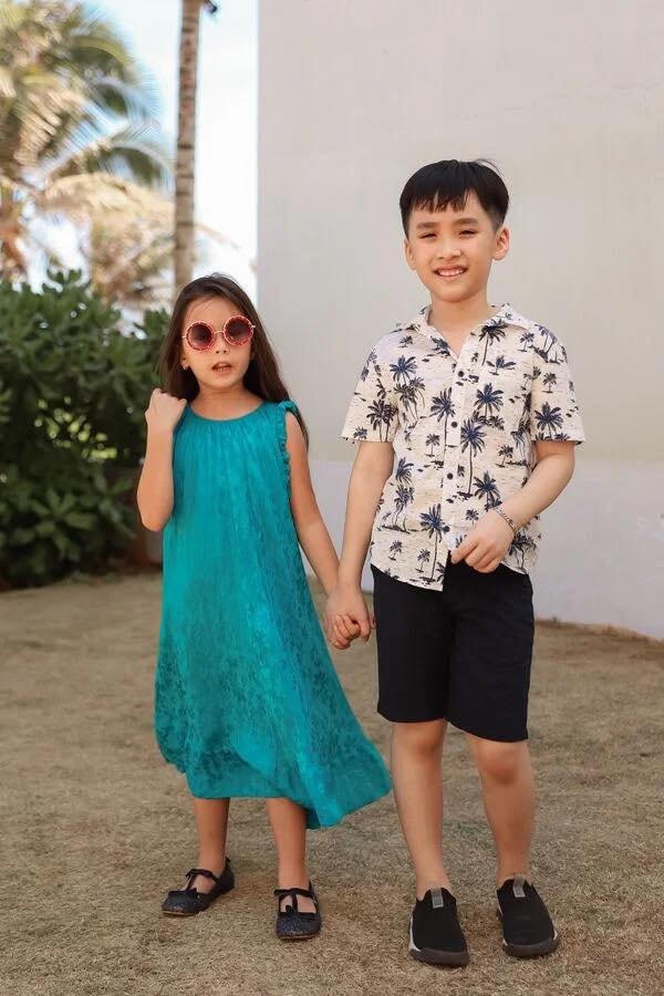 Diễn viên hài Thu Trang relax với tấm hình con trai Andy chụp chung với bé Sol, con gái ca sĩ Đoan Trang: “ Sáng sớm nằm coi hình trong album thấy hình anh kép nhí Andy với bé Sol mà tự nhiên mỉm cười, bao muộn phiền trôi đi đâu hết luôn”.