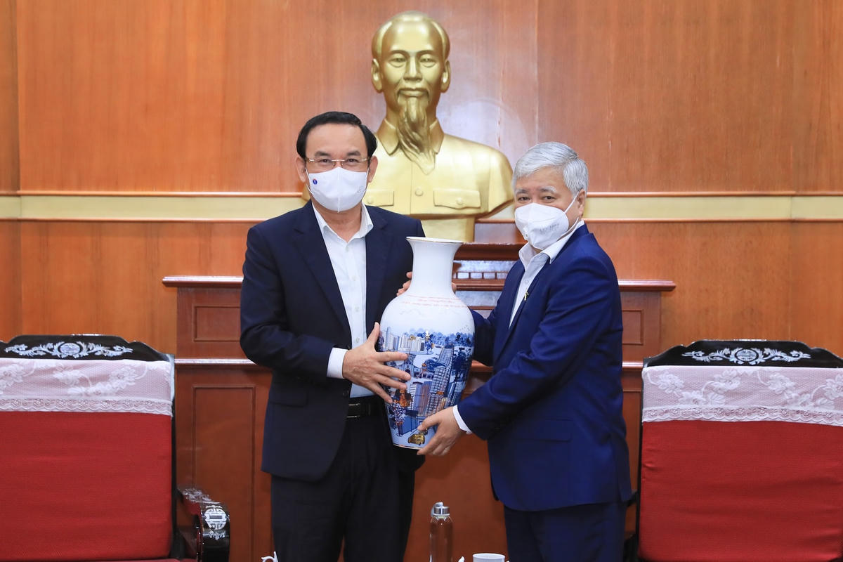  Bí thư Thành ủy Thành phố Hồ Chí Minh Nguyễn Văn Nên trao quà lưu niệm cảm ơn UBTƯ MTTQ Việt Nam. Ảnh: Quang Vinh.