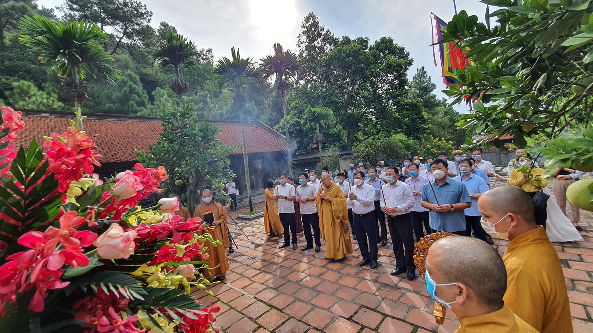 Lãnh đạo tỉnh Hải Dương dâng hương tại khu di tích Quốc gia đặc biệt Côn Sơn-Kiếp Bạc.