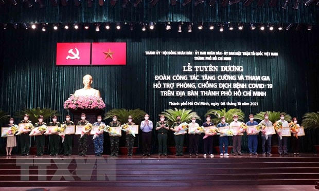 Trao Bằng khen của UBND Thành phố Hồ Chí Minh cho đại diện các tập thể có thành tích xuất sắc trong hỗ trợ công tác phòng, chống dịch Covid-19 của thành phố. Ảnh: Xuân Khu/TTXVN.