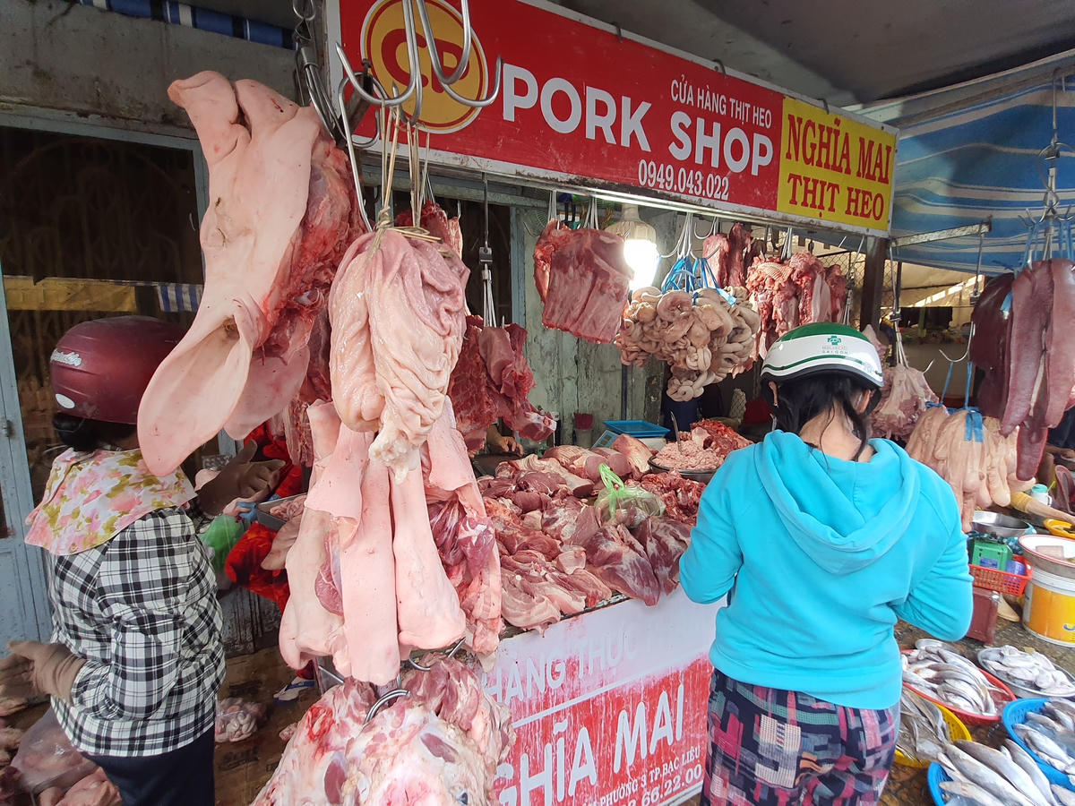 Các cửa hàng thịt heo sáng nay có rất đông người dân tìm đến mua.