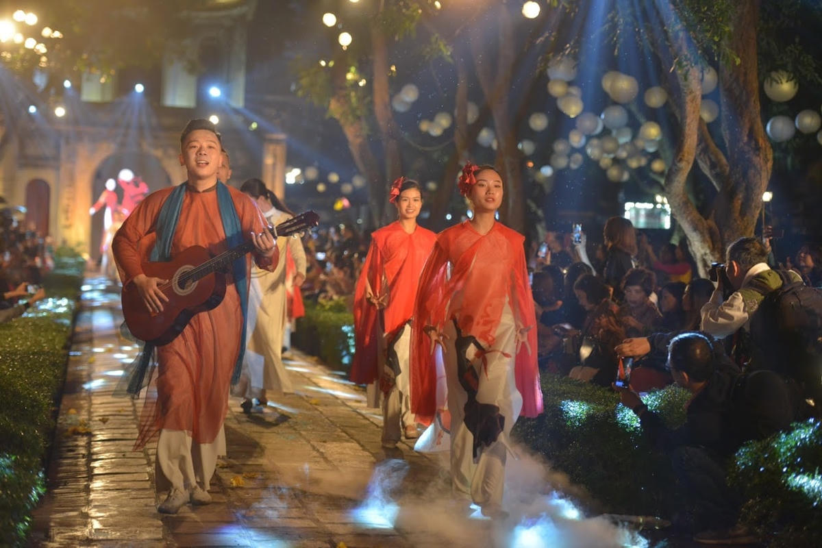 'Áo dài của chúng ta' rực sáng tại Văn Miếu