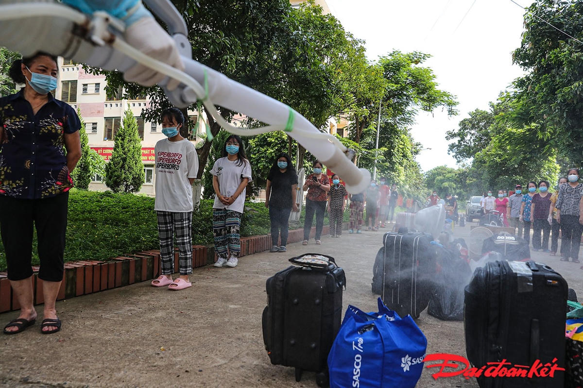 Hành lý được phun khử khuẩn toàn bộ. Ảnh: Quang Vinh.