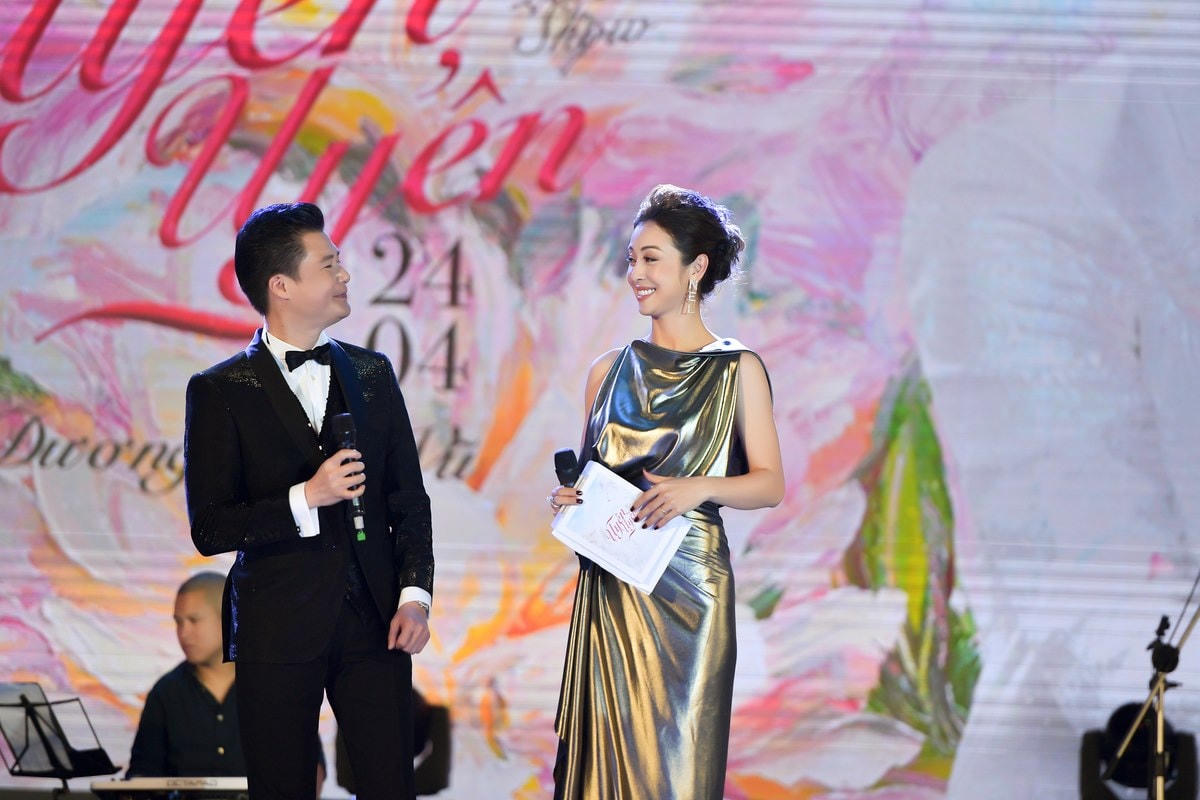 Quang Dũng vẫn thấy mình đẹp đôi bên Jennifer Phạm. Sau nhiều năm ly hôn, ca sĩ Quang Dũng và vợ cũ - Jennifer Phạm - vui vẻ sánh đôi, trêu đùa nhau trong liveshow Dương Triệu Vũ, tối 24/4.