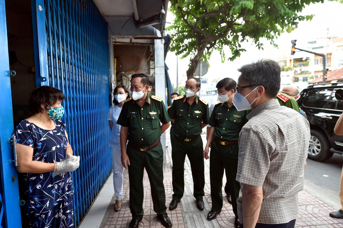Trò chuyện với Phó Thủ tướng Vũ Đức Đam, bà Lâm Tuyết Xuân (trú tại số 49 đường Nơ Trang Long, quận Bình Thạnh) cho biết gia đình bà đã chuẩn bị đầy đủ lương thực, thực phẩm, đồ dùng thiết yếu trong vòng 1 tuần, không phải ra khỏi nhà. Phó Thủ tướng động viên bà Xuân cũng như mong muốn từng người dân TP HCM cố gắng thực hiện nghiêm các quy định giãn cách xã hội để có thể sớm vượt qua đại dịch.