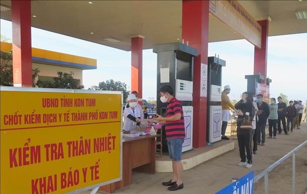 Lực lượng chức năng chốt Sao Mai kiểm tra y tế người di chuyển từ vùng khác về địa phương.