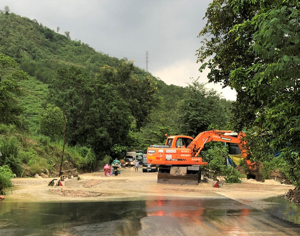 Tại km 68, trên quốc lộ 14B, thị trấn Thạnh Mỹ bị ngập nước.