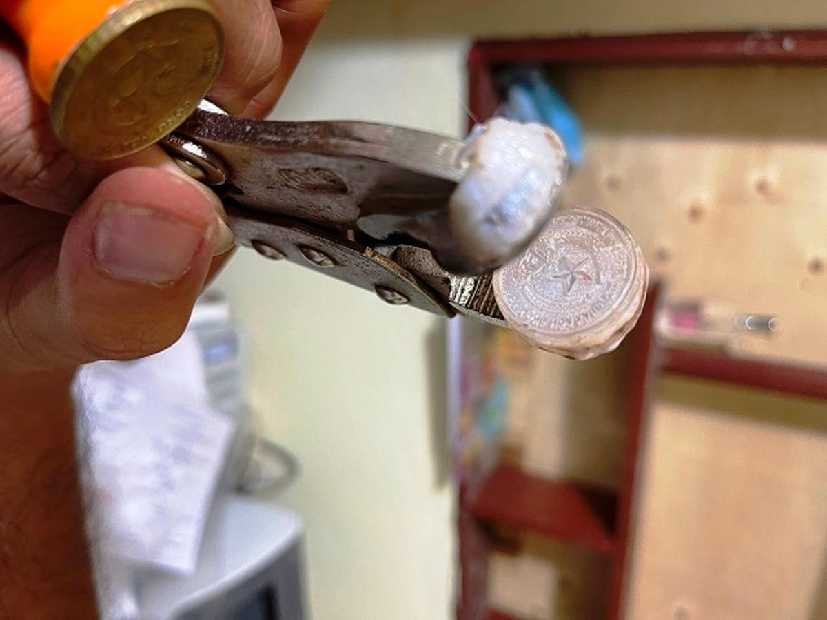 Tang vật thu giữ 1 dấu đóng nổi CMND giả.