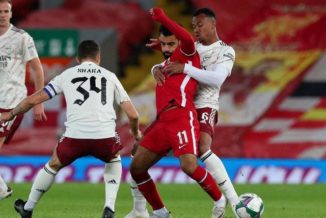 Salah trong vòng vây của các cầu thủ Arsenal.
