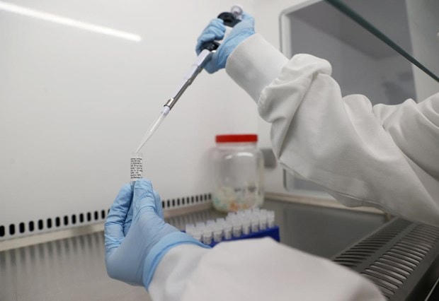 Biến chủng D614G có khả năng lây lan nhanh gấp 10 lần chủng phát hiện ở Vũ Hán. (Ảnh: Reuters).