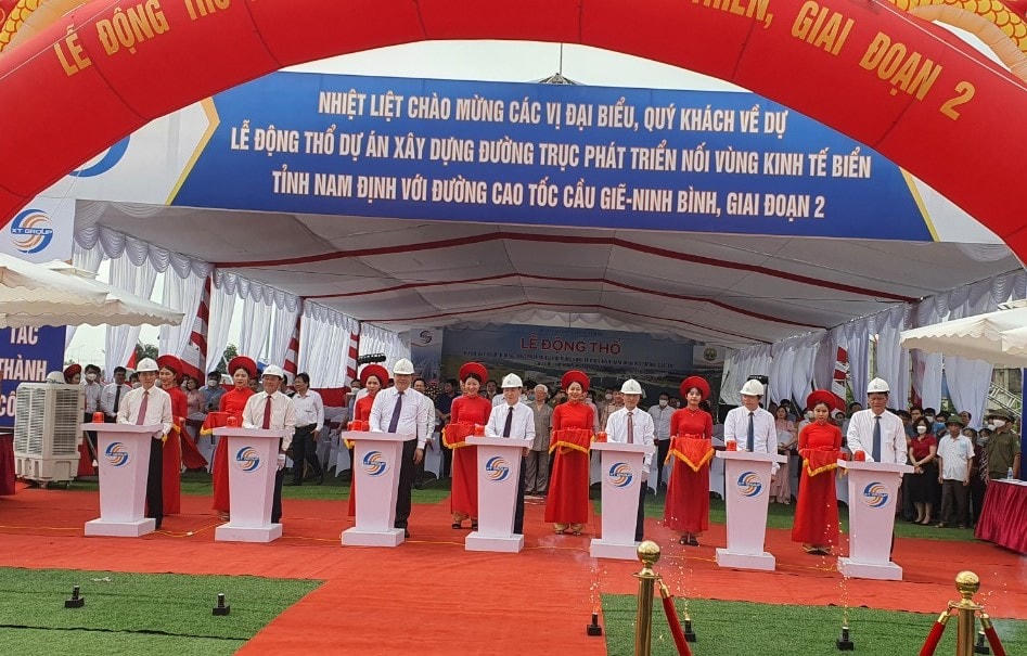 Lãnh đạo tỉnh Nam Định; lãnh đạo Tổng cục đường bộ thực hiện nghi thức động thổ giai đoạn 2 của dự án.