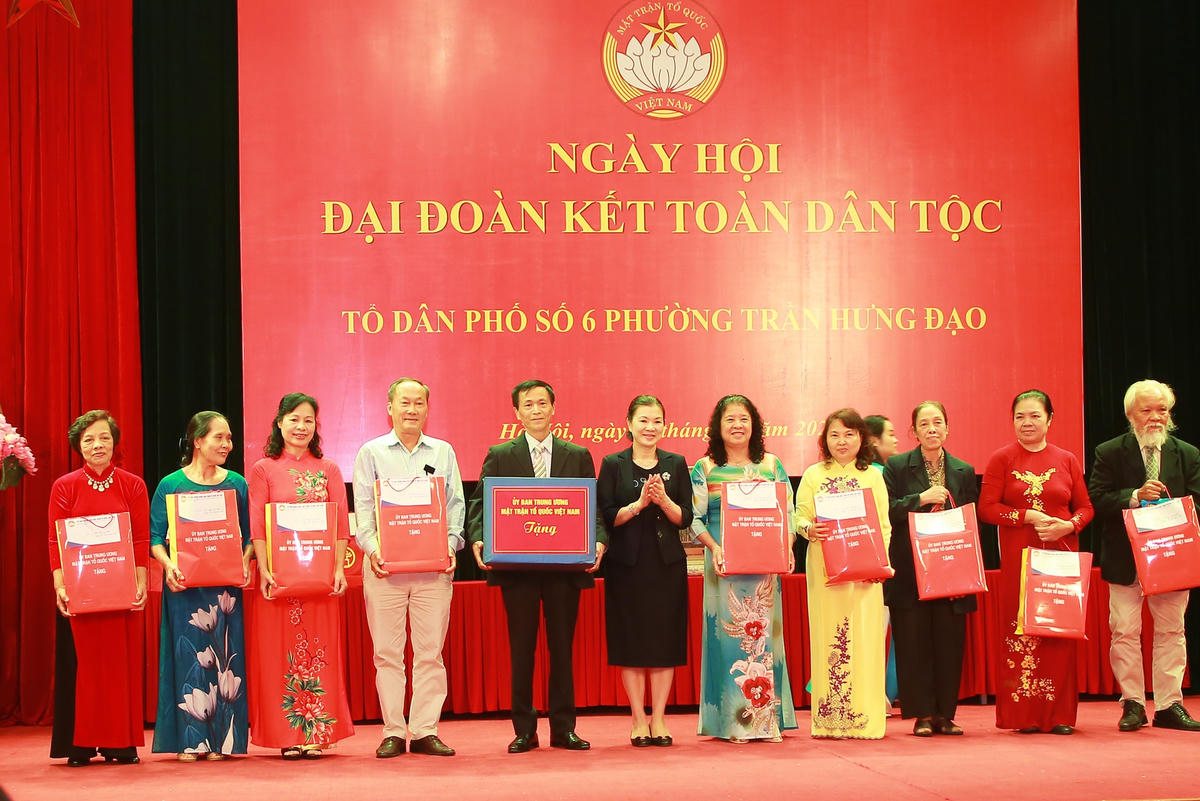 Phó Chủ tịch UBTƯ MTTQ Việt Nam Trương Thị Ngọc Ánh tặng quà các gia đình tiêu biểu. Ảnh: Thế Khánh.
