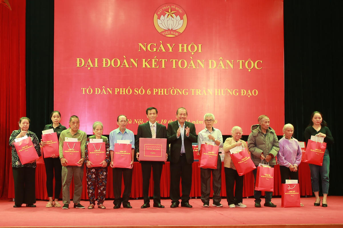 Phó Thủ tướng Thường trực Trương Hòa Bình tặng quà tổ dân phố số 6. Ảnh: Thế Khánh.