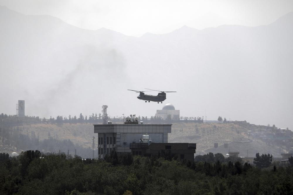 Trực thăng Boeing CH -47 Chinook gần Đại sứ quán Hoa Kỳ đã bắt đầu xuất phát sau khi Taliban chiếm giữ thành phố Jalalabad. (Ảnh: AP).