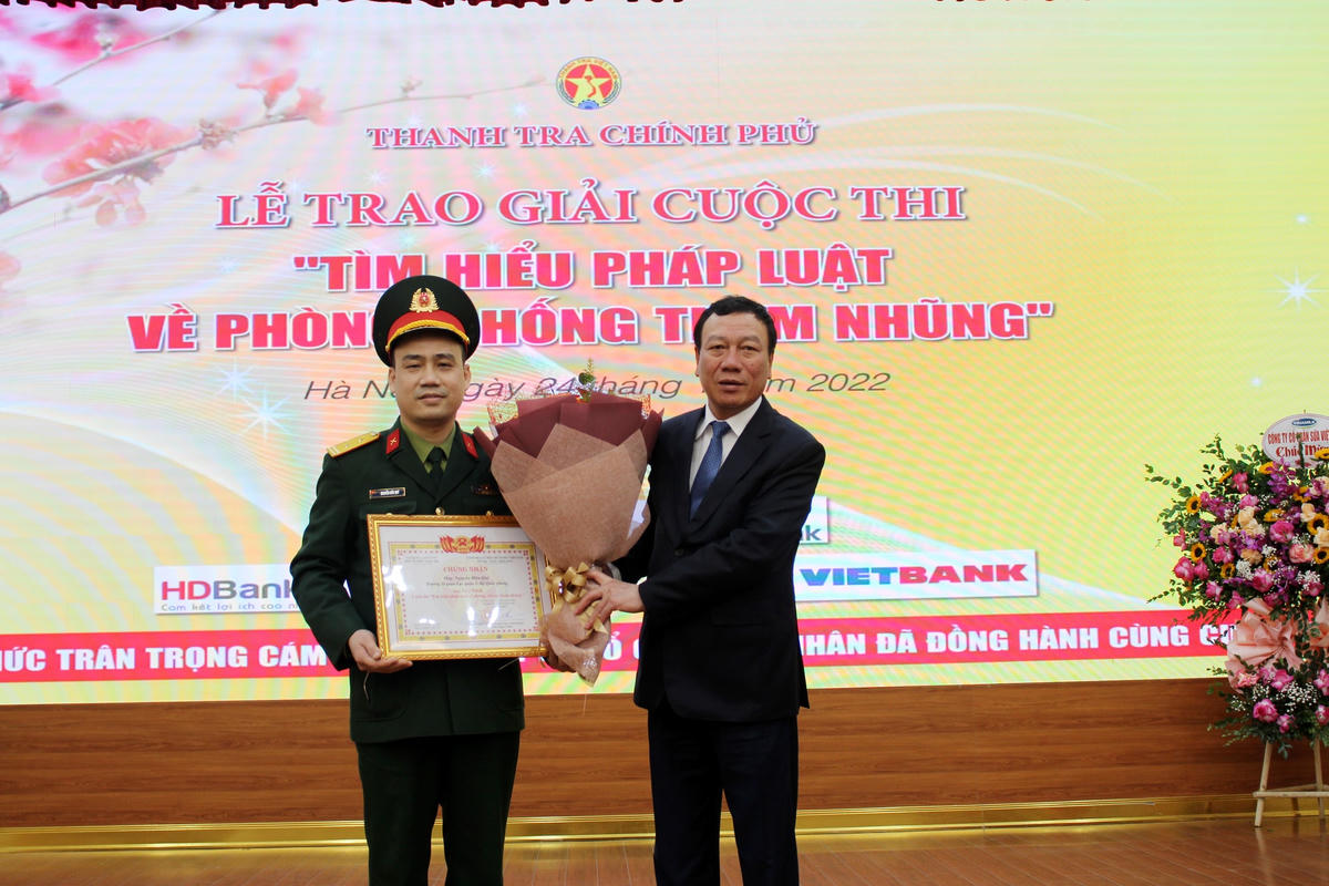 Tổng Thanh tra Đoàn Hồng Phong trao giải nhất cho ông Nguyễn Hữu Quý, Trường sĩ quan lục quân 1.