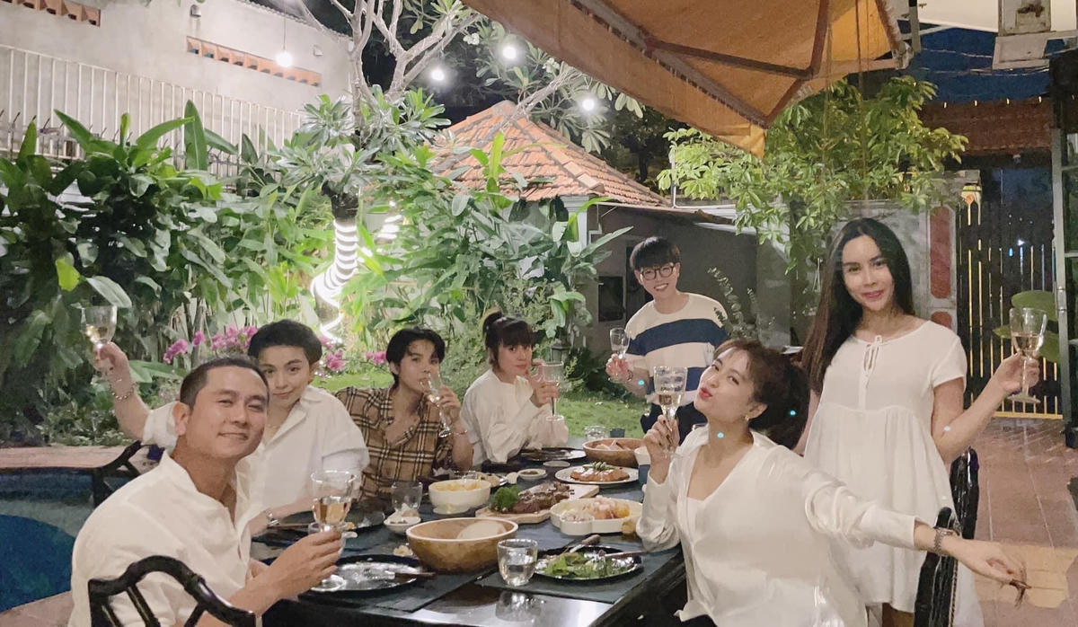 Cặp đôi Hồ Hoài Anh – Lưu Hương Giang có dịp đón những người em thân thiết tới thăm nhà. Huơgn Giang bày tỏ: “Một buổi tối đón những người em iu quý đến chơi nhà . Cảm ơn Chef Hồ Hoài Anh và chef Đức Phúc đã tận tụy đi chợ từ sáng nấu cả chiều để mọi người có 1 buổi tối tuyệt vời bên nhau”.