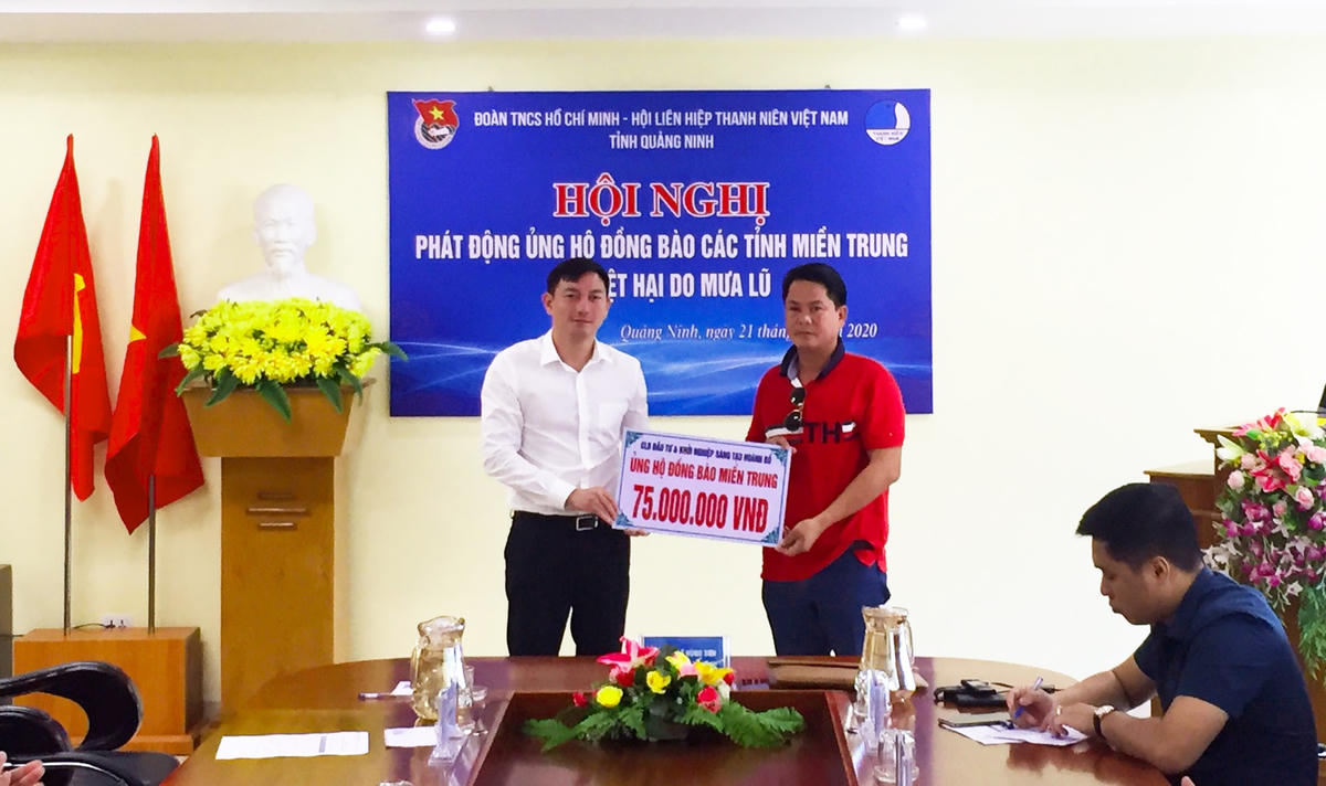 Lãnh đạo Tỉnh đoàn Quảng Ninh tiếp nhận ủng hộ từ các đơn vị.
