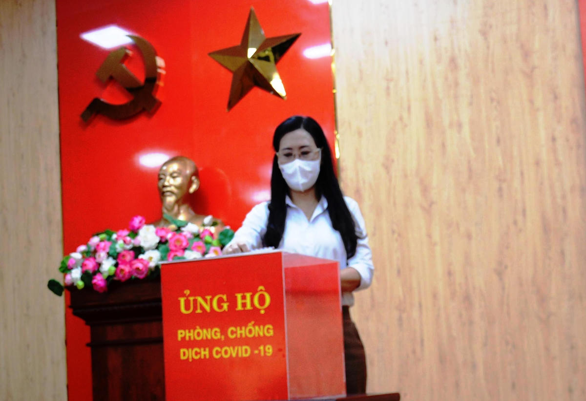 Bí thư Tỉnh ủy Bùi Thị Quỳnh Vân tham gia ủng hộ Quỹ phòng, chống Covid-19.