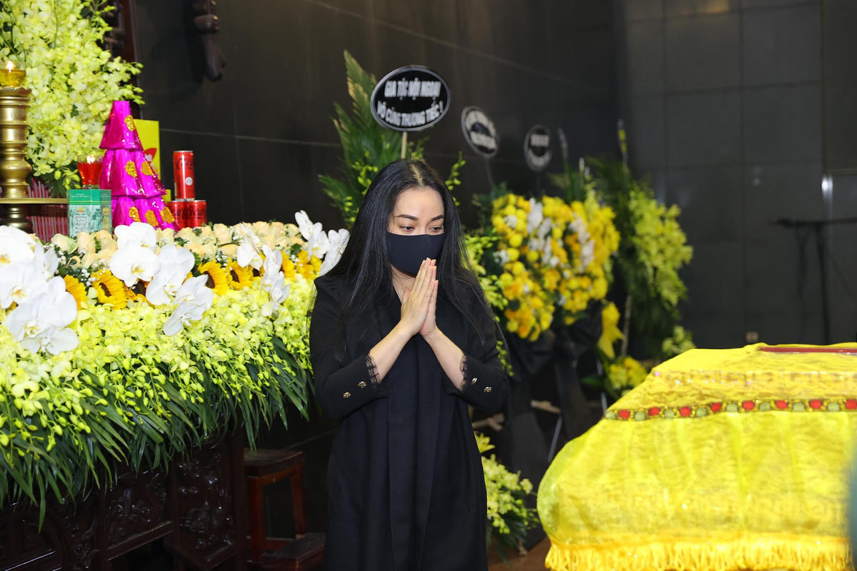 Nhiều người không cầm được nước mắt trong giây phút cuối cùng được nhìn thấy nhạc sĩ Phú Quang.