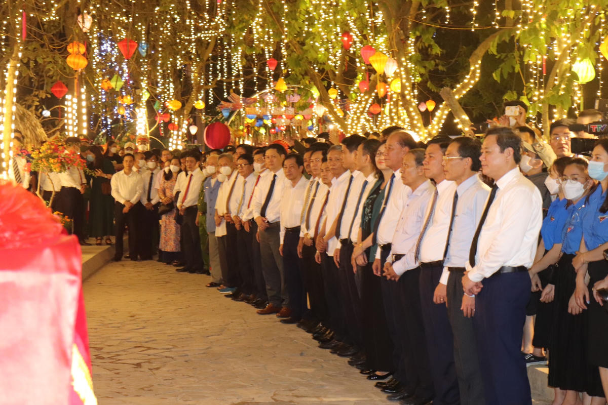 Lãnh đạo tỉnh Thanh Hoá và Quảng Nam chuẩn bị cắt băng khánh thành có mặt dãy phố cổ Hội An phiên bản mini.