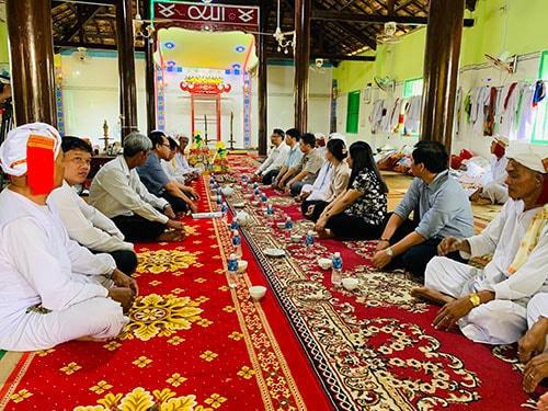 Đoàn công tác tỉnh Bình Thuận thăm đồng bào Chăm theo đạo Hồi giáo, nhân dịp Tết Ramưwan 2021.
