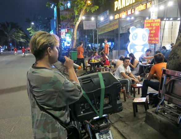 Thành phố Hồ Chí Minh quyết dẹp nạn karaoke đường phố. Ảnh: Tự Trung.