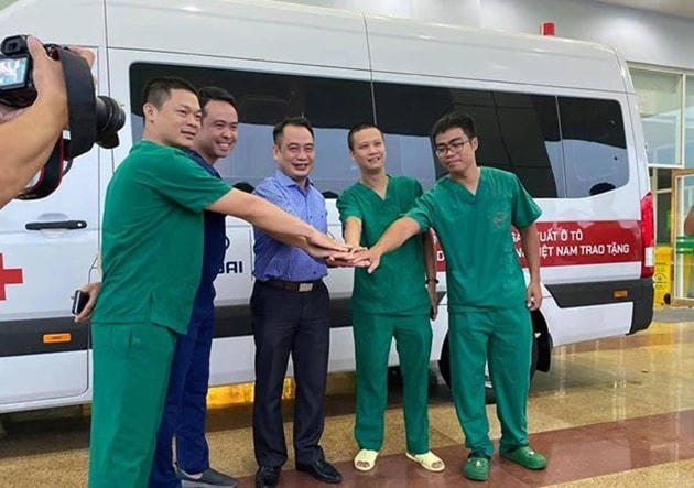 Các y bác sỹ Bệnh viện Bệnh Nhiệt đới trung ương sẵn sàng lên đường. Ảnh: Vietnam+.