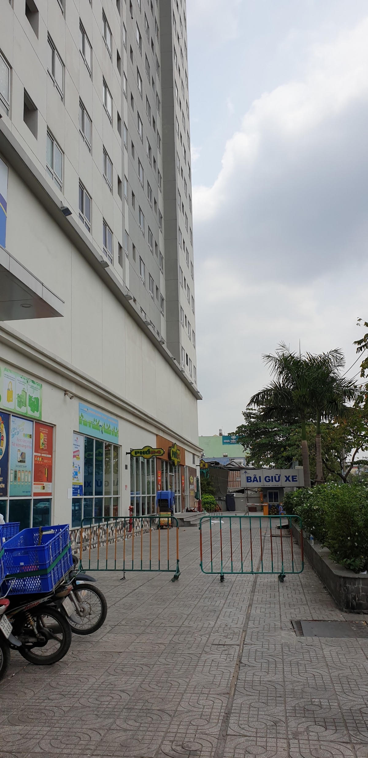 Chung cư nơi 2 cô gái tử vong nghi rơi từ tầng cao xuống. Ảnh: Trung Lĩnh.