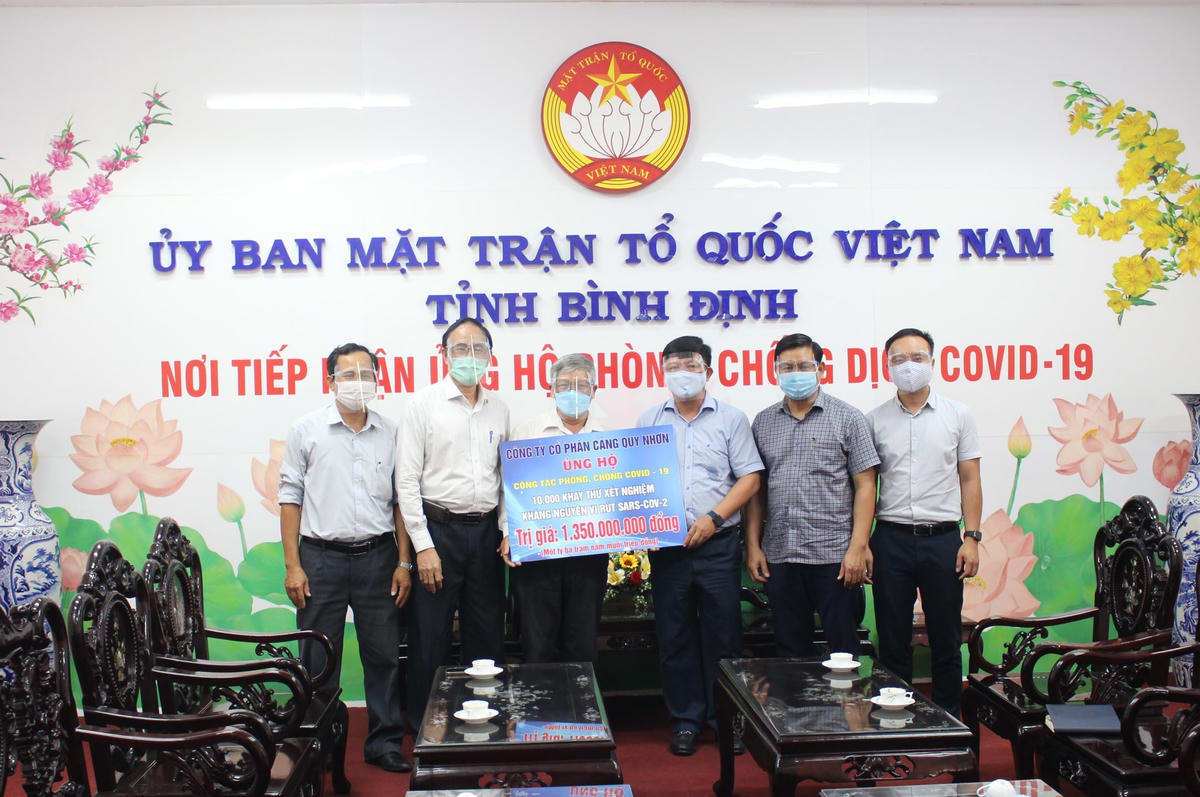 Công ty Cổ phần Cảng Quy Nhơn trao bảng tượng trưng hỗ trợ 10.000 thử xét nghiệm kháng nguyên vi rút SARS-CoV-2 trị giá 1.350.000.000 đồng cho công tác phòng, chống dịch tỉnh Bình Định.