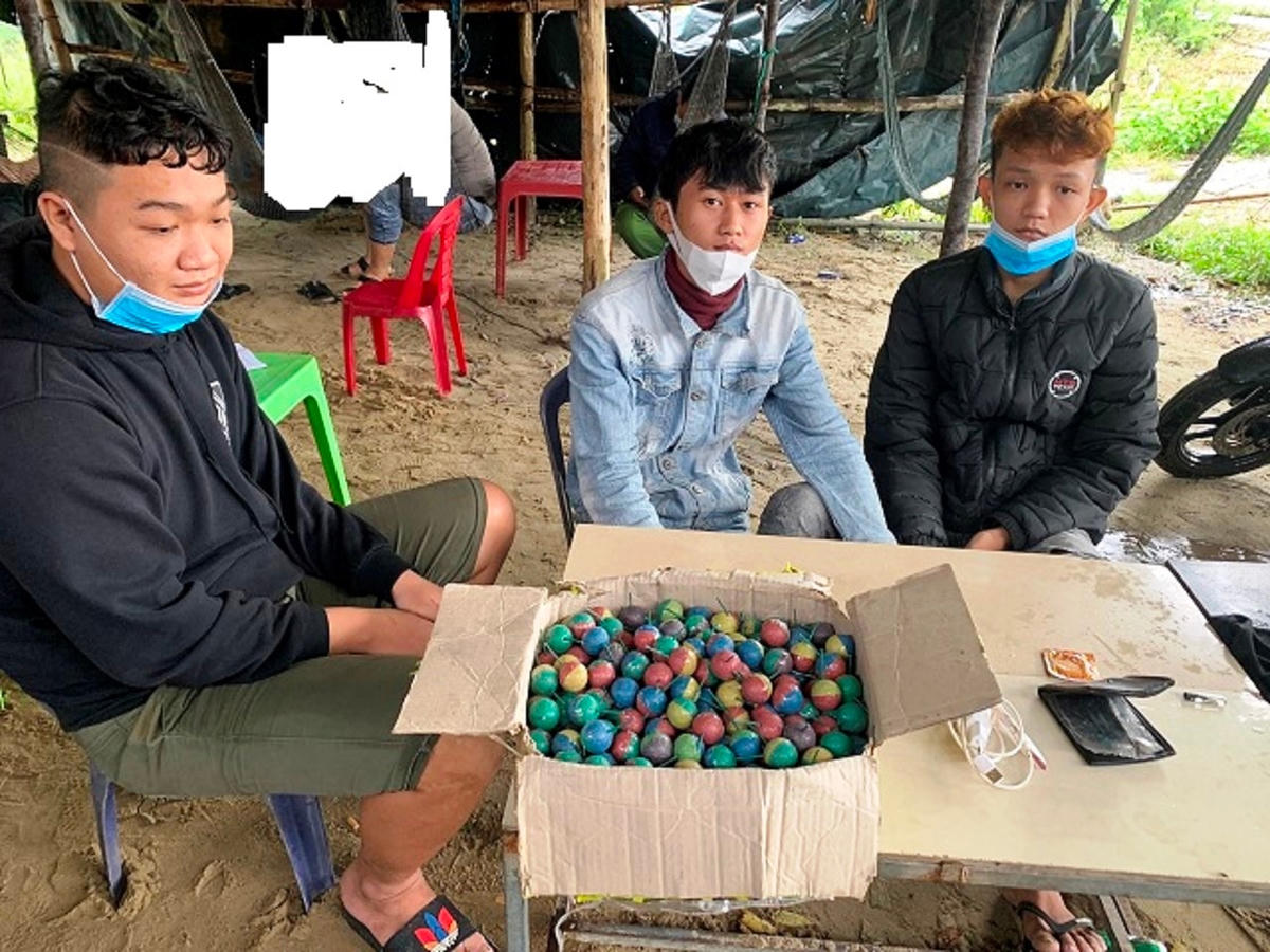 3 đối tượng Lẹ, Ngọc và Ri cùng tang vật.