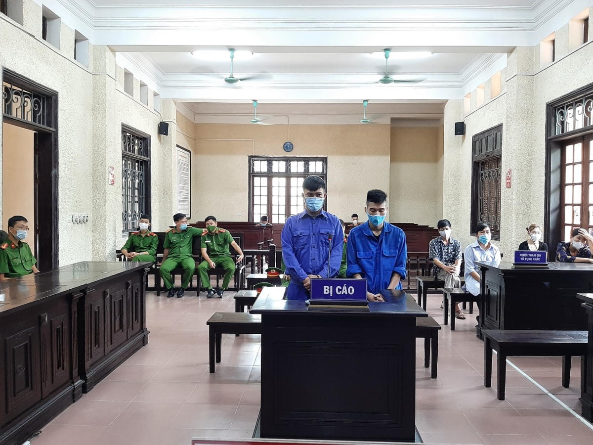 Bị cáo Phong và Ba tại phiên xử sơ thẩm vụ án mua bán, tàng trữ ma tuý được giấu trong quả bí ngô.