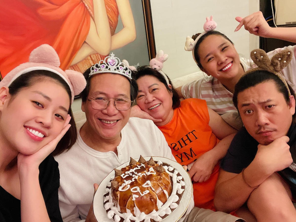 Hoa hậu Khánh Vân tự tay làm bánh kem mừng sinh nhật ba. Cô tình cảm viết: “Ba ơi, con mừng tuổi Ba, cả nhà mình cùng mừng tuổi Ba, chỉ cần ở bên nhau, nơi đâu cũng là tiếng cười, nơi đâu cũng là ấm áp. Thương Ba của con thật nhiều, con gái của Ba”.