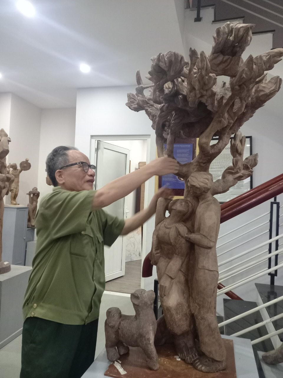 Tượng gỗ "Ngày mai anh lên đường" của họa sĩ Lê Duy Ứng.  