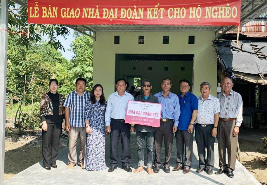 Trao nhà Đại đoàn kết cho các hộ gia đình an cư ổn định cuộc sống.  