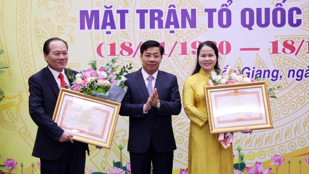 Lãnh dạo Mặt trận tỉnh Bắc Giang nhận bằng khen của Thủ tướng Chính phủ.