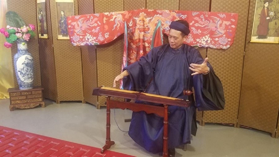 NSƯT Đinh Linh biểu diễn trong chương trình "Tổ quốc trong tim" tại điểm cầu Paris (Pháp).