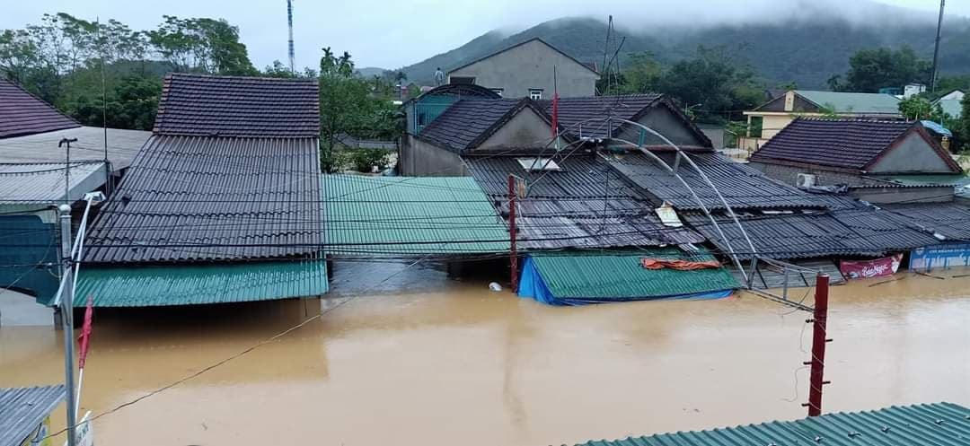 Nghệ An: Nhà ngập tới nóc, dân chạy lũ xuyên đêm
