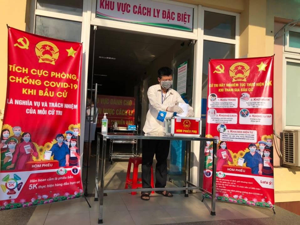 Bệnh nhân tại khu cách ly đặc biệt thực hiện quyền cử tri của mình.