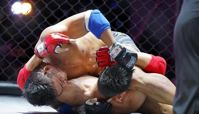 Các võ sĩ tranh tài ở các trận đấu nảy lửa tại sự kiện tranh cúp MMA chính thức, chuyên nghiệp đầu tiên ở Việt Nam.